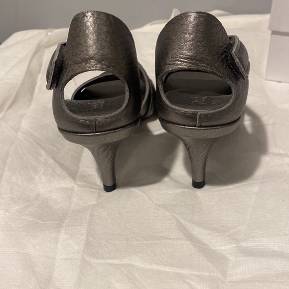 Cirine Metallic Asymmetrical Ankle
Pedro Garcia "Cirine" metallic sandals - Picture 8 of 13